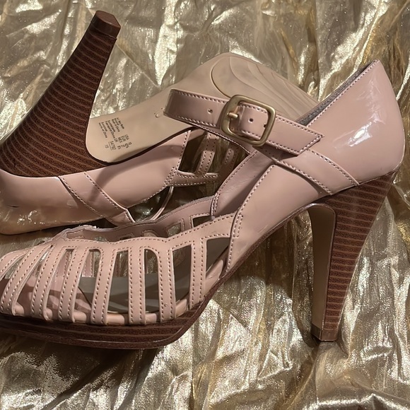 Dusty Rose dress shoe with gold tone buckles, wood like heel - Picture 6 of 9